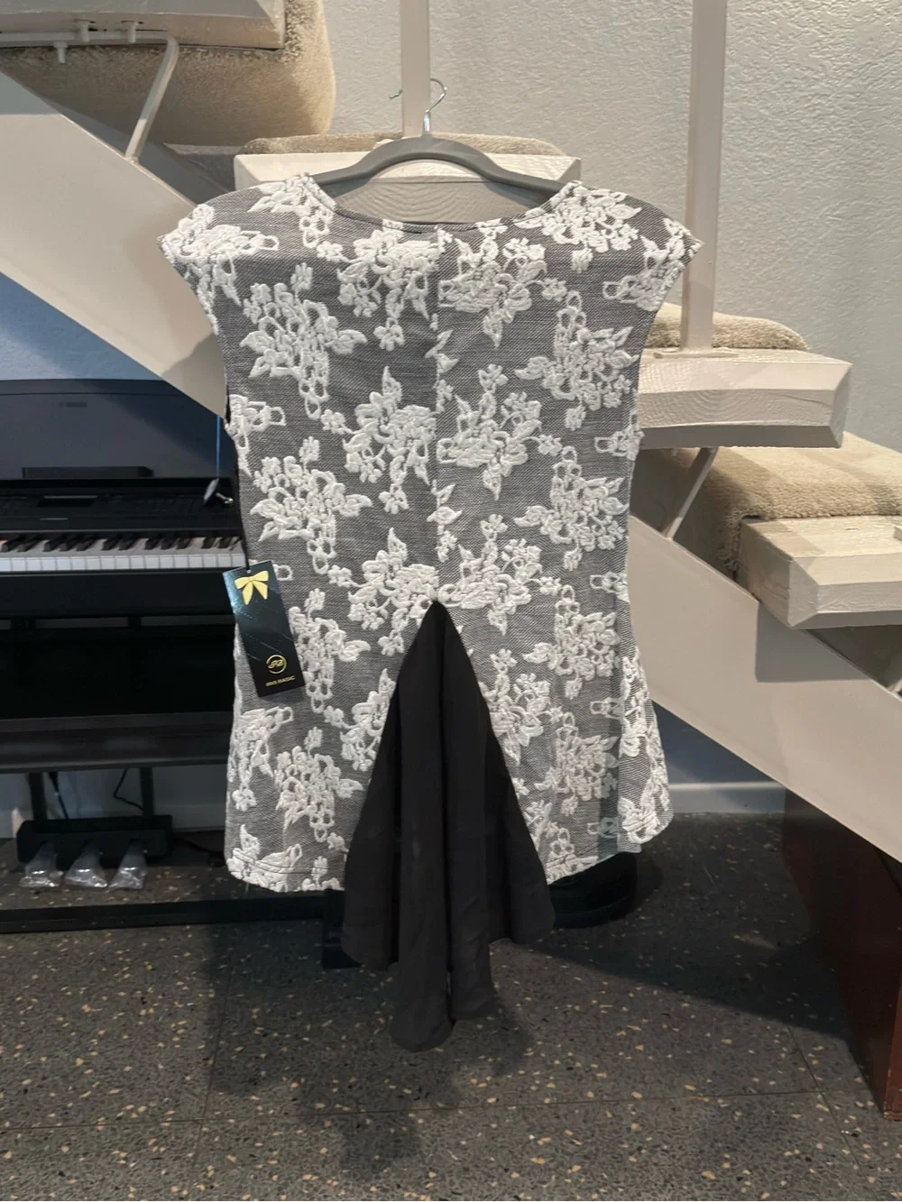 NWT Iris Black/Gray Floral Lace-Overlay High-Low Top w/ Black Back Panel Size M